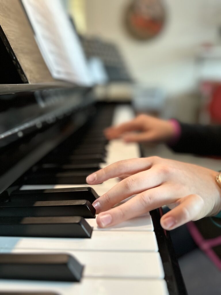 pianoa soittavan lapsen kädet